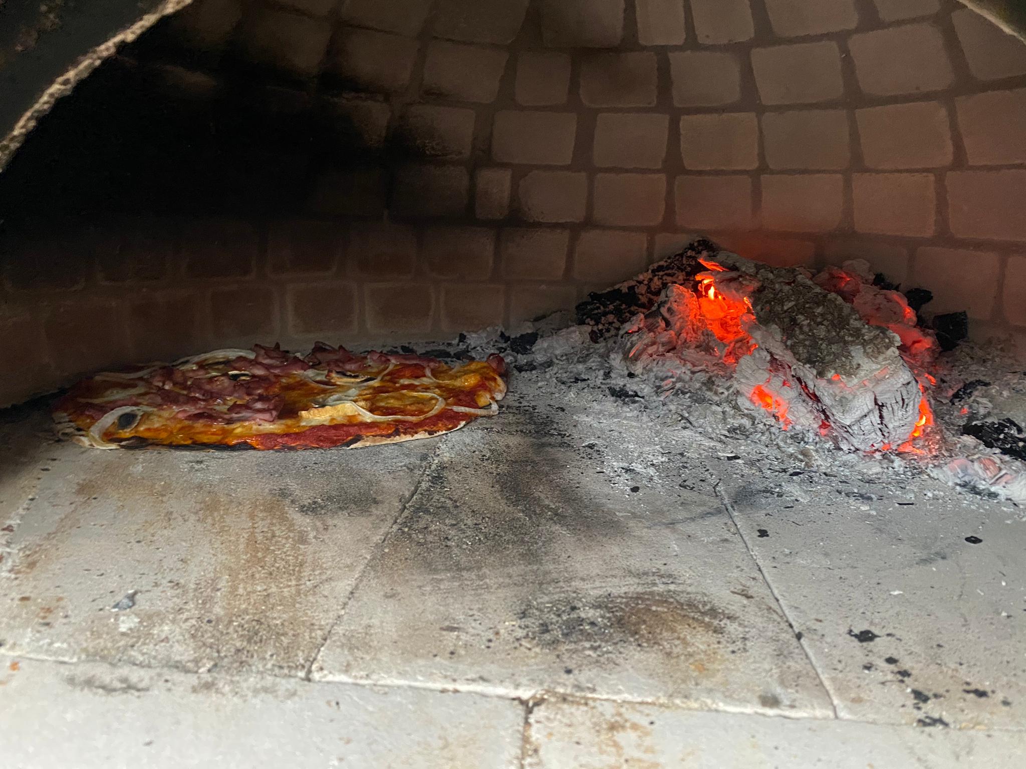 Pizzaofen Onsernonetal-Tessin       Vom ersten Spatenstich bis zu fertigen Pizza